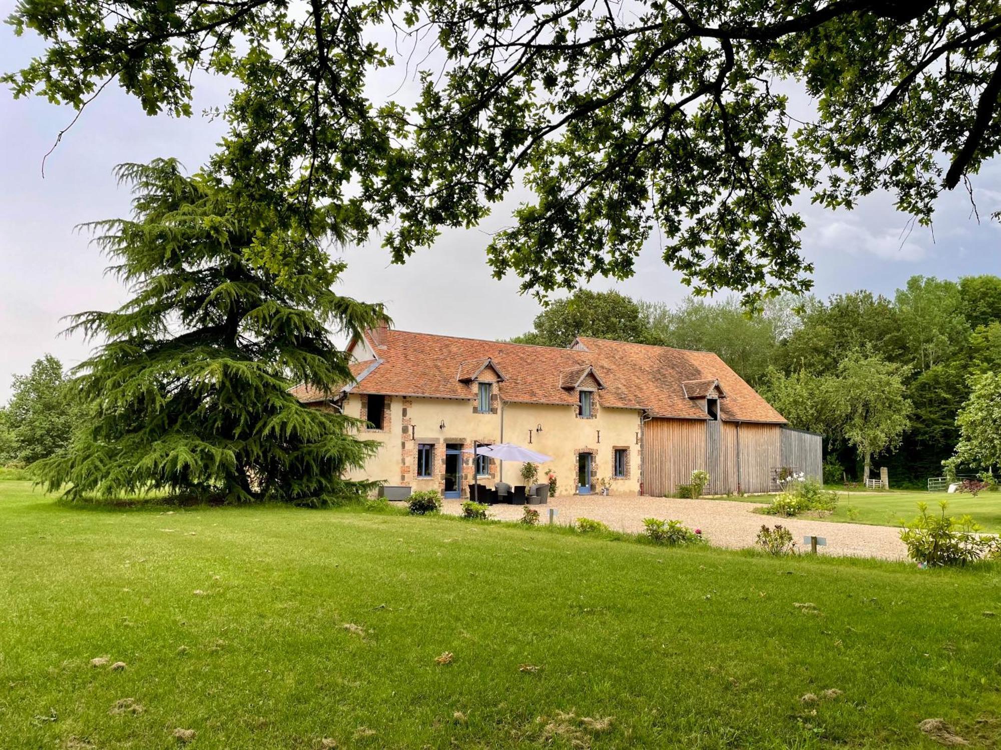 Les Colas Saint-Fargeau  Exteriör bild